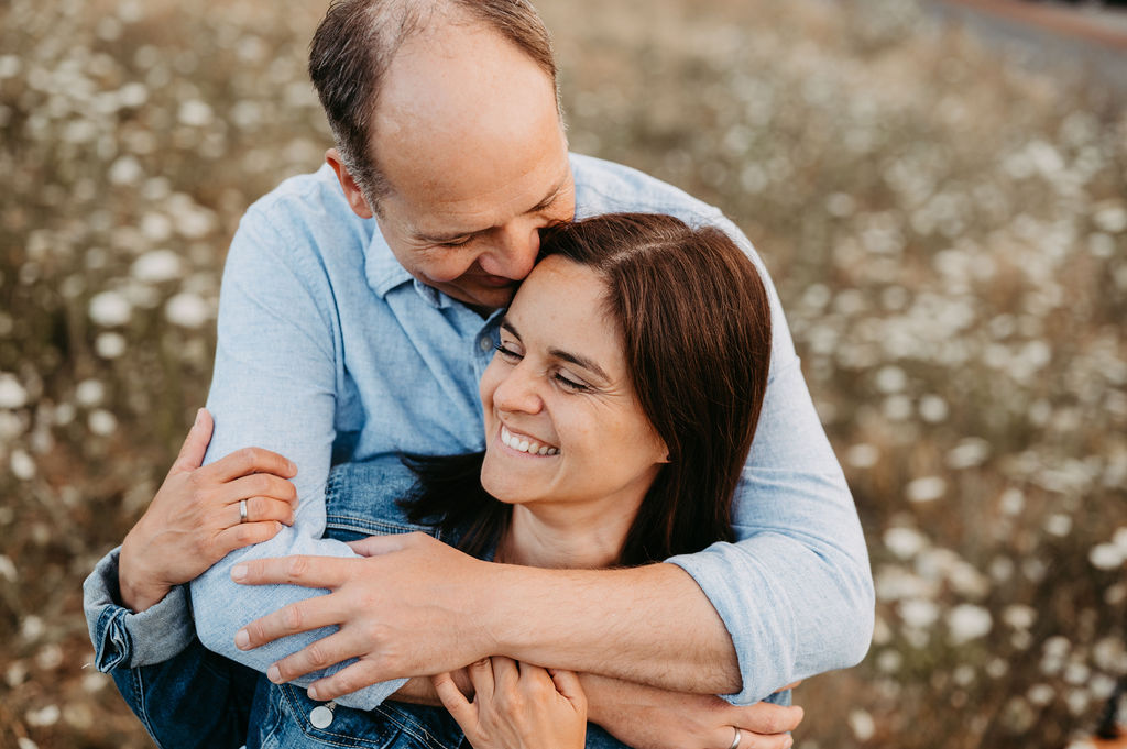 audele-fotografie-familie-auf-der-wiese (1)
