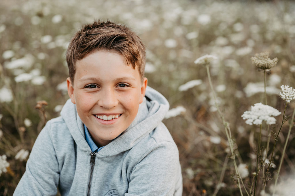 audele-fotografie-familie-auf-der-wiese (16)
