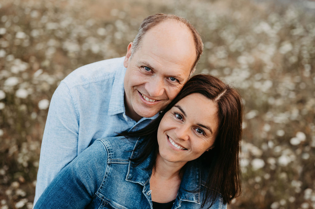 audele-fotografie-familie-auf-der-wiese (18)