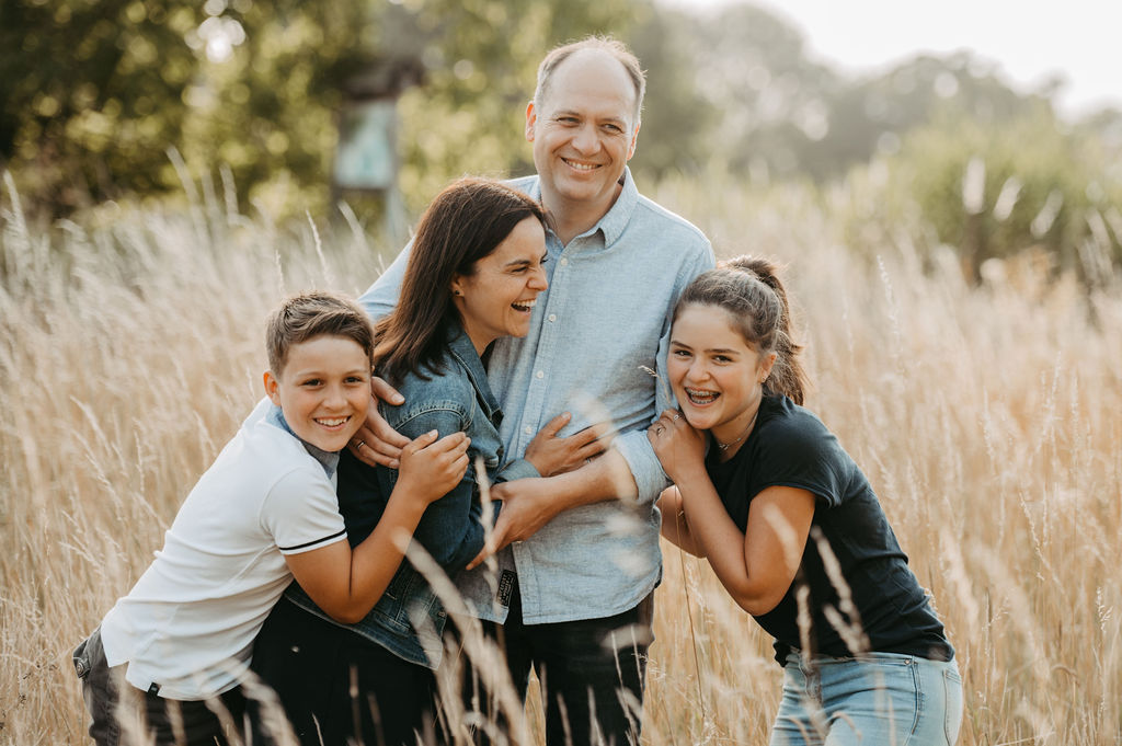 audele-fotografie-familie-auf-der-wiese (19)