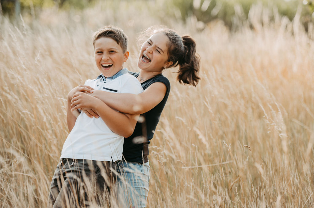 audele-fotografie-familie-auf-der-wiese (20)