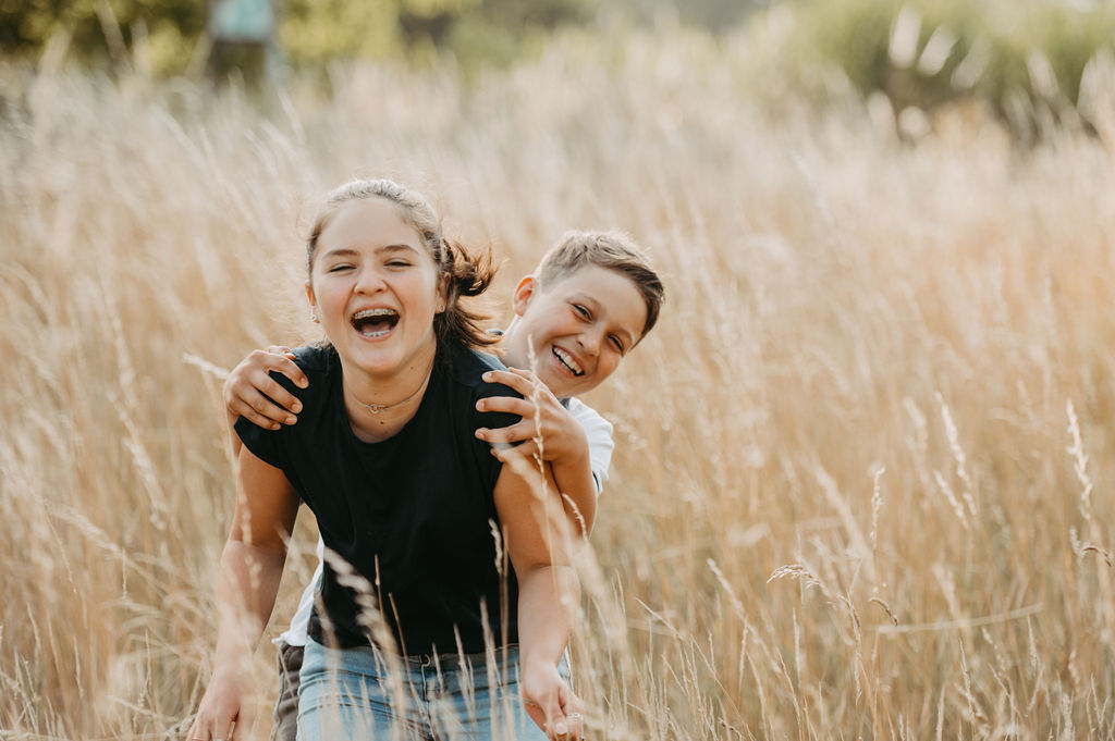 audele-fotografie-familie-auf-der-wiese (3)