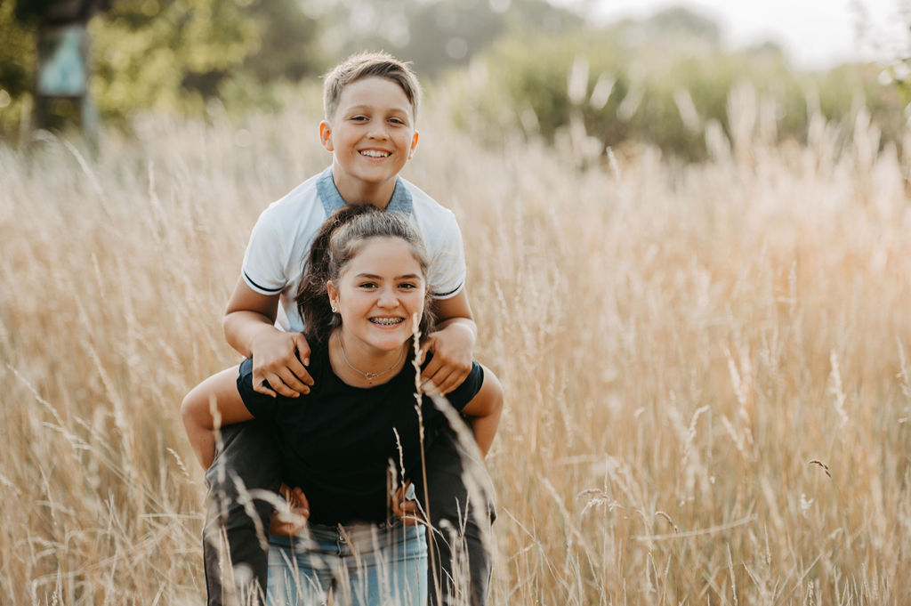 audele-fotografie-familie-auf-der-wiese (4)