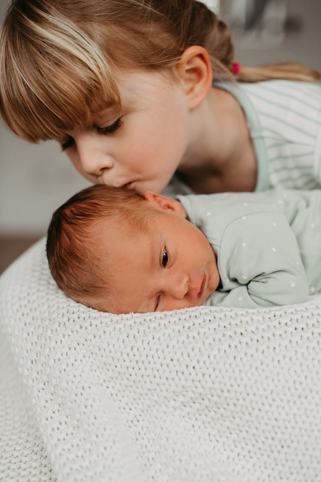 audele-fotografie-neugeborene-kleiner-bruder (8)